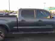 2017 Toyota Tacoma SR5 z VIN 3TMBZ5DNXHM006866, wystawiony jako IAAI lot #42889246 z przebiegiem 128 580 mil mil oraz . Historia ofert i sprzedaży dostępna na DreamBid. Obrazek 13.