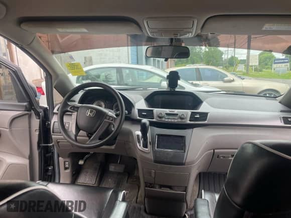 2013 Honda Odyssey LX z VIN 5FNRL5H24DB039778, wystawiony jako Copart lot #86680155 z przebiegiem 236 370 mil mil oraz Czysty tytuł • Clean title. Historia ofert i sprzedaży dostępna na DreamBid. Obrazek 9.