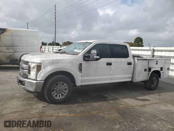 2019 Ford F-250 z VIN 1FD7W2ATXKED84985, wystawiony jako Copart lot #51567545 z przebiegiem 146 726 mil mil oraz Szkoda całkowita • Salvage title. Historia ofert i sprzedaży dostępna na DreamBid. Obrazek 1.