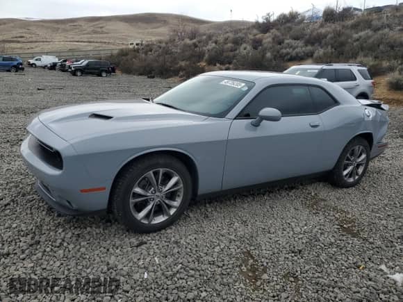 2020 Dodge Challenger SXT z VIN 2C3CDZGG5LH190004, wystawiony jako Copart lot #49739205 z przebiegiem 39 256 mil mil oraz Szkoda całkowita • Salvage title. Historia ofert i sprzedaży dostępna na DreamBid. Obrazek 1.