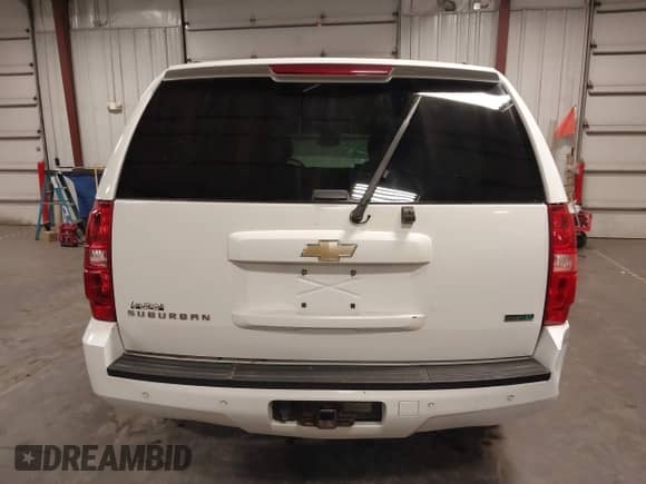 2010 Chevrolet Suburban LT z VIN 1GNUKJE32AR272865, wystawiony jako IAAI lot #43260380 z przebiegiem 167 294 mil mil oraz . Historia ofert i sprzedaży dostępna na DreamBid. Obrazek 17.