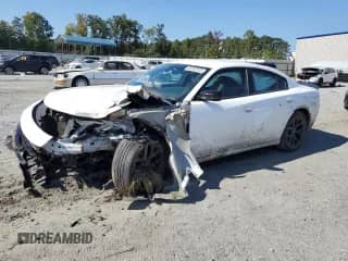 2020 Dodge Charger SXT z VIN 2C3CDXBGXLH101779, wystawiony jako Copart lot #84757515 z przebiegiem 156 019 mil mil oraz Szkoda całkowita • Salvage title. Historia ofert i sprzedaży dostępna na DreamBid. Obrazek 1.