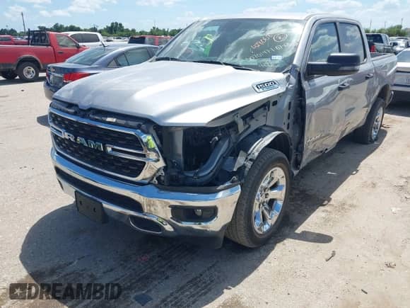 2023 Ram 1500 Big Horn z VIN 1C6RREFG9PN604147, wystawiony jako IAAI lot #42806895 z przebiegiem 32 502 mil mil oraz . Historia ofert i sprzedaży dostępna na DreamBid. Obrazek 2.