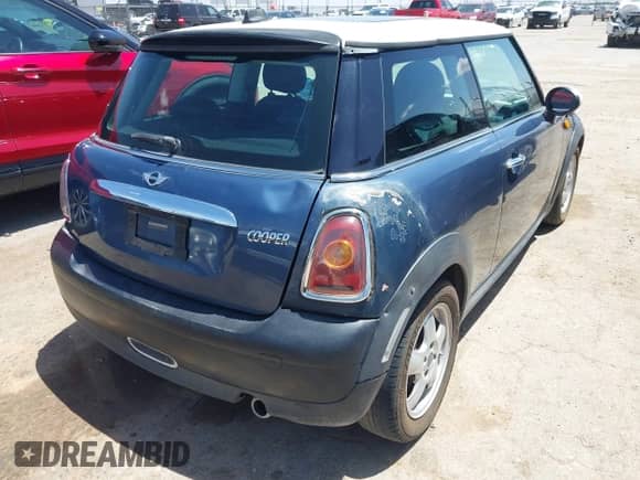2009 MINI Hardtop with VIN WMWMF33509TW78295, listed as a IAAI auction lot 42293731 with 105,109 mi miles and . Bid and sale history available at DreamBid. Image 6.