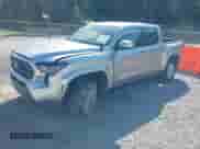 2024 Toyota Tacoma SR5 z VIN 3TYKB5FN4RT002335, wystawiony jako IAAI lot #43519965 z przebiegiem 45 897 mil mil oraz . Historia ofert i sprzedaży dostępna na DreamBid. Obrazek 19.