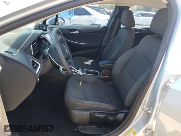 2017 Chevrolet Cruze LS z VIN 3G1BC5SM4HS565006, wystawiony jako Copart lot #85113385 z przebiegiem 60 458 mil mil oraz Szkoda całkowita • Salvage title. Historia ofert i sprzedaży dostępna na DreamBid. Obrazek 7.