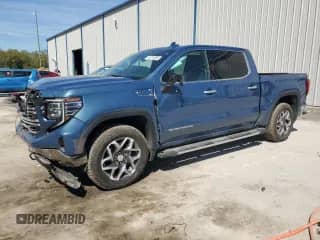2024 GMC Sierra 1500 SLT z VIN 3GTUUDE80RG297792, wystawiony jako Copart lot #46713855 z przebiegiem 8 427 mil mil oraz Szkoda całkowita • Salvage title. Historia ofert i sprzedaży dostępna na DreamBid. Obrazek 1.