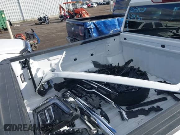 2025 GMC Sierra 1500 SLT z VIN 1GTUUDED4SZ265527, wystawiony jako IAAI lot #43580525 z przebiegiem 8 522 mil mil oraz . Historia ofert i sprzedaży dostępna na DreamBid. Obrazek 12.