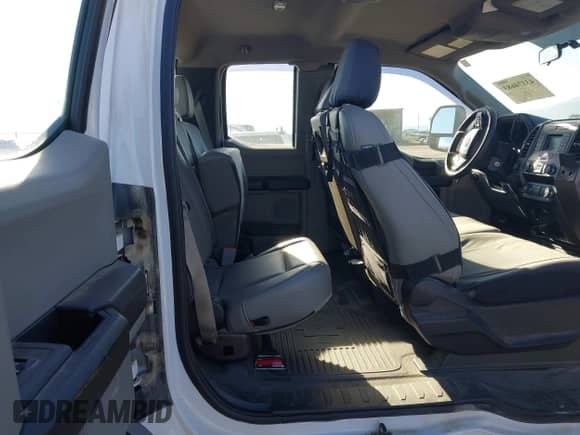 2019 Ford F-250 XL z VIN 1FT7X2B62KEF31410, wystawiony jako IAAI lot #43374683 z przebiegiem 107 517 mil mil oraz . Historia ofert i sprzedaży dostępna na DreamBid. Obrazek 8.