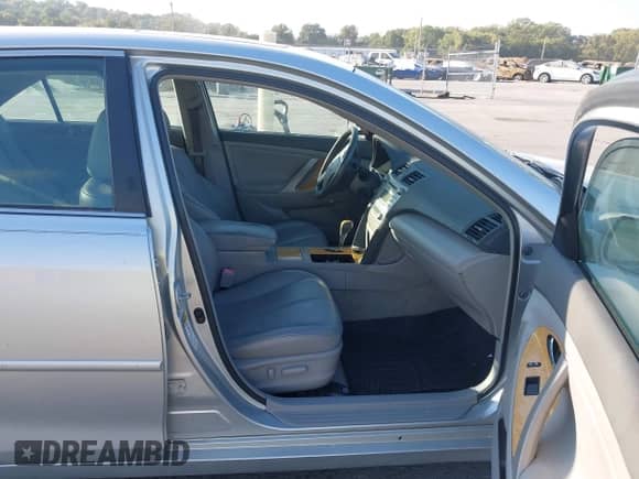 2007 Toyota Camry LE z VIN 4T1BK46K07U042492, wystawiony jako IAAI lot #43453669 z przebiegiem 197 198 mil mil oraz . Historia ofert i sprzedaży dostępna na DreamBid. Obrazek 5.