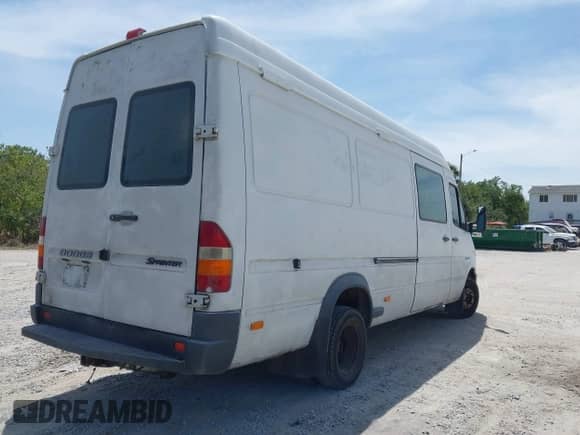 2006 Dodge Sprinter z VIN WD0PD544965959753, wystawiony jako IAAI lot #42042251 z przebiegiem 233 869 mil mil oraz . Historia ofert i sprzedaży dostępna na DreamBid. Obrazek 4.