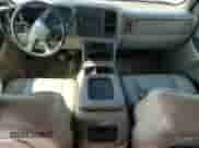 2003 Chevrolet Suburban LT z VIN 1GNEC16Z93J113461, wystawiony jako Copart lot #58294295 z przebiegiem 232 470 mil mil oraz Czysty tytuł • Clean title. Historia ofert i sprzedaży dostępna na DreamBid. Obrazek 8.