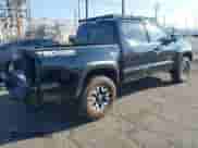 2023 Toyota Tacoma SR z VIN 3TMCZ5ANXPM580486, wystawiony jako IAAI lot #43248259 z przebiegiem 38 431 mil mil oraz . Historia ofert i sprzedaży dostępna na DreamBid. Obrazek 4.