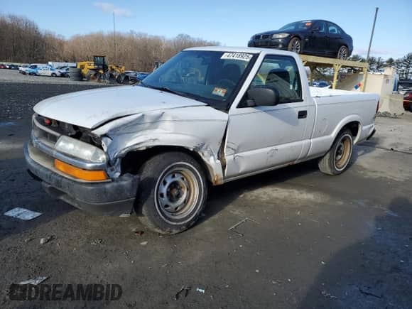 2003 Chevrolet S-10 with VIN 1GCCS14H338102072, listed as a Copart auction lot 47418925 with 179,672 mi miles and Salvage title. Bid and sale history available at DreamBid. Image 1.