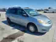 2010 Toyota Sienna CE z VIN 5TDKK4CC1AS339350, wystawiony jako Copart lot #82258545 z przebiegiem 170 742 mil mil oraz Czysty tytuł • Clean title. Historia ofert i sprzedaży dostępna na DreamBid. Obrazek 4.