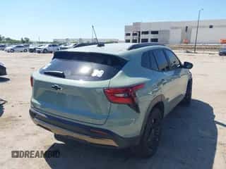 2025 Chevrolet Trax ACTIV с VIN KL77LKEPXSC208389, выставлен на аукционе IAAI как лот 42791558 с пробегом 6 607 миль миль и . История ставок и продаж доступна на DreamBid. Изображение 4.