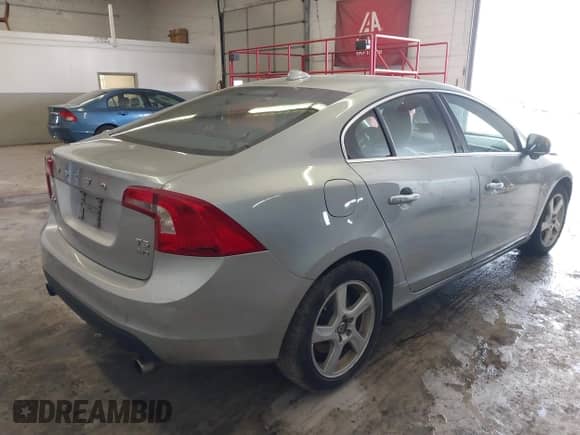 2013 Volvo S60 T5 с VIN YV1612FHXD2181306, выставлен на аукционе IAAI как лот 41726747 с пробегом 116 836 миль миль и . История ставок и продаж доступна на DreamBid. Изображение 4.