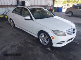 2011 Mercedes-Benz C 300 Sport z VIN WDDGF5EB1BA468679, wystawiony jako IAAI lot #43435703 z przebiegiem 120 359 mil mil oraz . Historia ofert i sprzedaży dostępna na DreamBid. Obrazek 1.