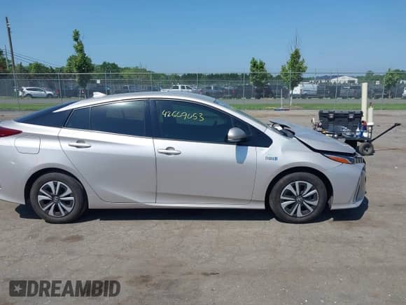 2018 Toyota Prius Plus z VIN JTDKARFP0J3075649, wystawiony jako IAAI lot #42569053 z przebiegiem 99 581 mil mil oraz . Historia ofert i sprzedaży dostępna na DreamBid. Obrazek 13.