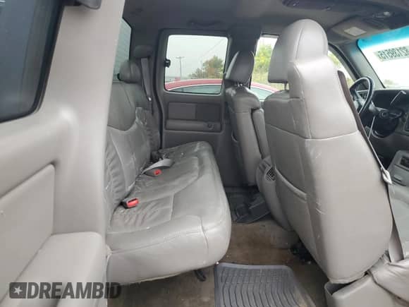 2002 GMC Sierra 1500 SLE z VIN 2GTEK19T121342261, wystawiony jako Copart lot #82139515 z przebiegiem 140 547 mil mil oraz Czysty tytuł • Clean title. Historia ofert i sprzedaży dostępna na DreamBid. Obrazek 10.