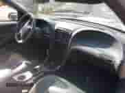 2002 Ford Mustang GT Deluxe z VIN 1FAFP42XX2F223692, wystawiony jako IAAI lot #43545511 z przebiegiem 108 174 mil mil oraz . Historia ofert i sprzedaży dostępna na DreamBid. Obrazek 5.