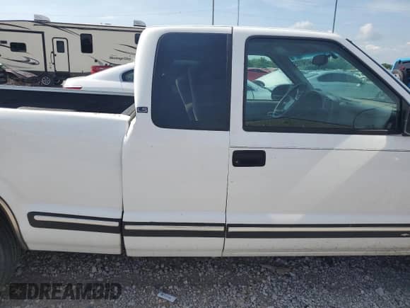 2001 Chevrolet S-10 LS with VIN 1GCCS19W318193557, listed as a Copart auction lot 64190185 with Not provided miles and Salvage title. Bid and sale history available at DreamBid. Image 10.