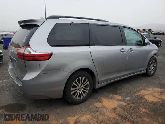 2018 Toyota Sienna XLE z VIN 5TDYZ3DC1JS965141, wystawiony jako Copart lot #81394935 z przebiegiem 87 591 mil mil oraz Szkoda całkowita • Salvage title. Historia ofert i sprzedaży dostępna na DreamBid. Obrazek 3.