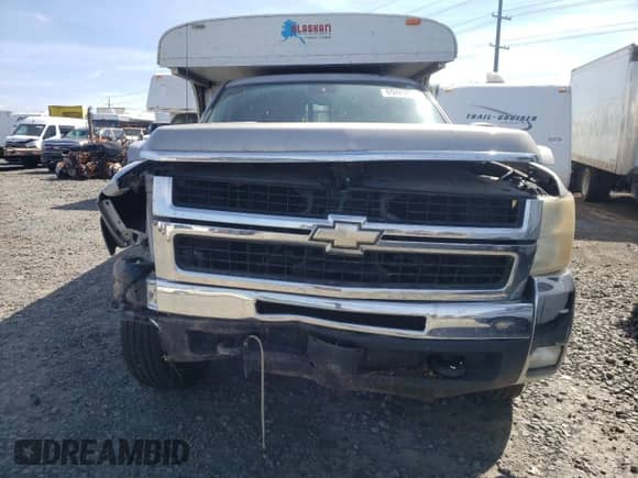 2007 Chevrolet Silverado 2500HD Work Truck z VIN 1GCHK29K17E505118, wystawiony jako Copart lot #69463634 z przebiegiem Nie podano mil oraz Szkoda całkowita • Salvage title. Historia ofert i sprzedaży dostępna na DreamBid. Obrazek 5.