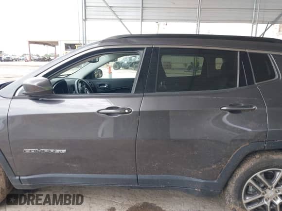 2020 Jeep Compass Latitude z VIN 3C4NJCBB4LT258791, wystawiony jako IAAI lot #42699336 z przebiegiem 36 583 mil mil oraz . Historia ofert i sprzedaży dostępna na DreamBid. Obrazek 13.