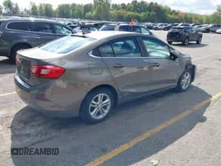 2018 Chevrolet Cruze LT z VIN 1G1BE5SM5J7153885, wystawiony jako IAAI lot #43288366 z przebiegiem 40 829 mil mil oraz . Historia ofert i sprzedaży dostępna na DreamBid. Obrazek 4.
