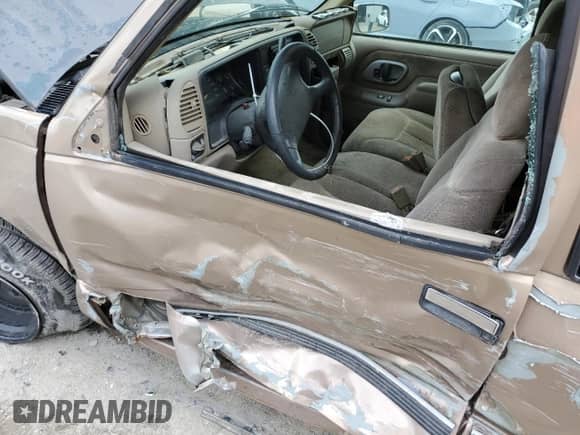 1997 GMC Sierra 1500 z VIN 2GTEC19R6V1542123, wystawiony jako Copart lot #50733255 z przebiegiem 284 927 mil mil oraz Szkoda całkowita • Salvage title. Historia ofert i sprzedaży dostępna na DreamBid. Obrazek 7.
