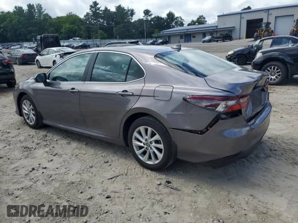 2024 Toyota Camry LE z VIN 4T1C11BK4RU123090, wystawiony jako Copart lot #63304355 z przebiegiem 21 380 mil mil oraz Szkoda całkowita • Salvage title. Historia ofert i sprzedaży dostępna na DreamBid. Obrazek 2.