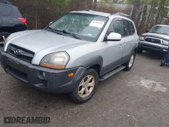 2009 Hyundai Tucson Limited with VIN KM8JN72DX9U001303, listed as a IAAI auction lot 42202689 with 207,568 mi miles and . Bid and sale history available at DreamBid. Image 2.