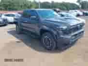 2025 Toyota Tacoma SR z VIN 3TMLB5JN9SM122113, wystawiony jako IAAI lot #43150778 z przebiegiem 3 655 mil mil oraz . Historia ofert i sprzedaży dostępna na DreamBid. Obrazek 1.