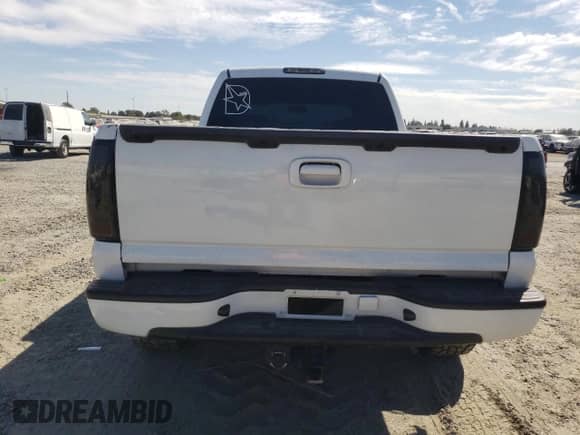 2002 Chevrolet Silverado 2500HD LS z VIN 1GCHK231X2F244008, wystawiony jako Copart lot #80737645 z przebiegiem 333 444 mil mil oraz Szkoda całkowita • Salvage title. Historia ofert i sprzedaży dostępna na DreamBid. Obrazek 6.