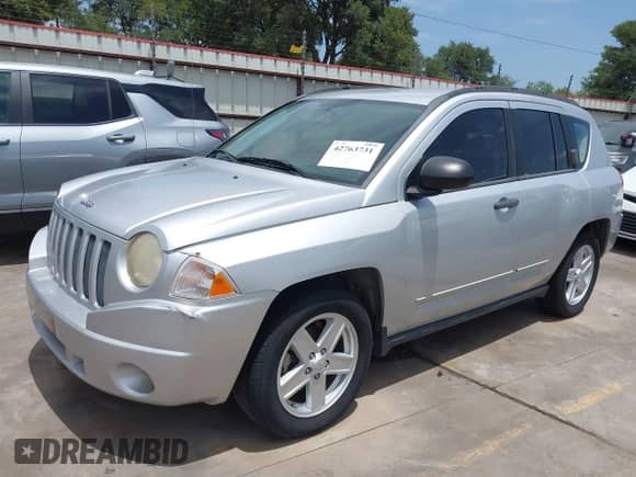 2008 Jeep Compass Sport с VIN 1J8FT47088D714888, выставлен на аукционе IAAI как лот 42763731 с пробегом 70 206 миль миль и . История ставок и продаж доступна на DreamBid. Изображение 20.