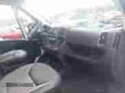 2017 Ram ProMaster Cargo z VIN 3C6TRVNG4HE516135, wystawiony jako IAAI lot #43327138 z przebiegiem 69 758 mil mil oraz . Historia ofert i sprzedaży dostępna na DreamBid. Obrazek 5.