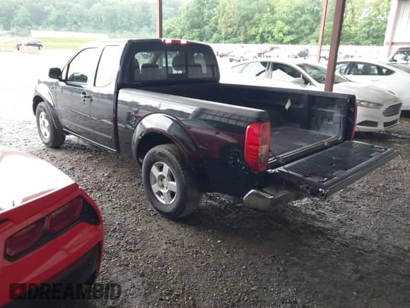 2006 Nissan Frontier SE z VIN 1N6AD06U86C428504, wystawiony jako IAAI lot #42393308 z przebiegiem 108 313 mil mil oraz . Historia ofert i sprzedaży dostępna na DreamBid. Obrazek 3.