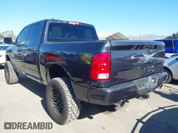 2018 Ram 1500 Express z VIN 1C6RR6KT5JS155244, wystawiony jako IAAI lot #41349010 z przebiegiem 118 327 mil mil oraz . Historia ofert i sprzedaży dostępna na DreamBid. Obrazek 3.