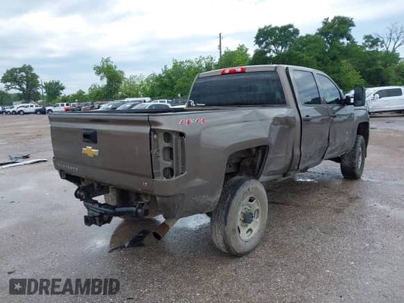 2015 Chevrolet Silverado 2500HD LT z VIN 1GC1KVEG0FF131663, wystawiony jako IAAI lot #42117911 z przebiegiem 144 511 mil mil oraz . Historia ofert i sprzedaży dostępna na DreamBid. Obrazek 4.