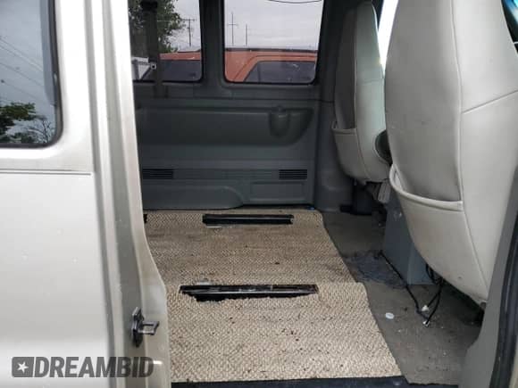2004 Chevrolet Express Passenger z VIN 1GAHG39U241125628, wystawiony jako Copart lot #74608164 z przebiegiem Nie podano mil oraz Szkoda całkowita • Salvage title. Historia ofert i sprzedaży dostępna na DreamBid. Obrazek 11.