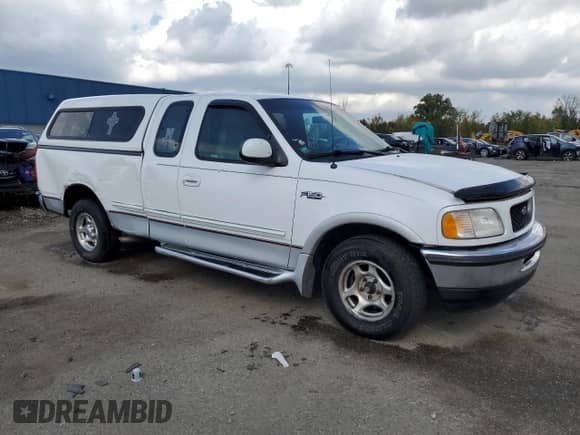 1997 Ford F-150 z VIN 1FTDX1769VKD75586, wystawiony jako Copart lot #83806925 z przebiegiem 97 903 mil mil oraz Czysty tytuł • Clean title. Historia ofert i sprzedaży dostępna na DreamBid. Obrazek 4.