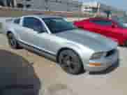 2005 Ford Mustang Deluxe z VIN 1ZVFT80N355166743, wystawiony jako IAAI lot #42731075 z przebiegiem 230 252 mil mil oraz . Historia ofert i sprzedaży dostępna na DreamBid. Obrazek 1.