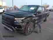 2024 Nissan Frontier SV z VIN 1N6ED1EJ6RN652071, wystawiony jako IAAI lot #41218027 z przebiegiem 16 061 mil mil oraz . Historia ofert i sprzedaży dostępna na DreamBid. Obrazek 2.