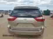 2017 Toyota Sienna LE Auto Access Seat z VIN 5TDKZ3DC3HS861573, wystawiony jako Copart lot #81557075 z przebiegiem 83 431 mil mil oraz Szkoda całkowita • Salvage title. Historia ofert i sprzedaży dostępna na DreamBid. Obrazek 6.