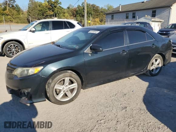 2013 Toyota Camry SE z VIN 4T1BF1FK0DU267946, wystawiony jako Copart lot #85169545 z przebiegiem Nie podano mil oraz Szkoda całkowita • Salvage title. Historia ofert i sprzedaży dostępna na DreamBid. Obrazek 1.