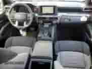 2025 Toyota Tacoma SR z VIN 3TMLB5JN1SM159575, wystawiony jako Copart lot #80628225 z przebiegiem 2 757 mil mil oraz Szkoda całkowita • Salvage title. Historia ofert i sprzedaży dostępna na DreamBid. Obrazek 8.