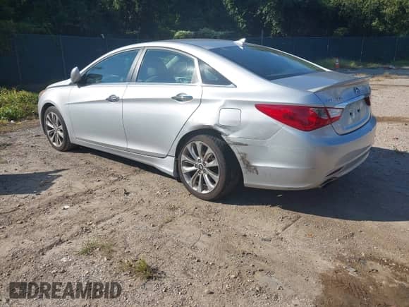 2013 Hyundai Sonata SE z VIN 5NPEC4AB3DH528080, wystawiony jako IAAI lot #43097850 z przebiegiem 76 801 mil mil oraz . Historia ofert i sprzedaży dostępna na DreamBid. Obrazek 3.