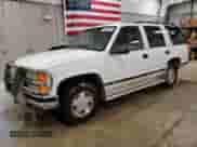 1998 Chevrolet Tahoe z VIN 1GNEK13R7WJ375653, wystawiony jako Copart lot #55576565 z przebiegiem 140 169 mil mil oraz Czysty tytuł • Clean title. Historia ofert i sprzedaży dostępna na DreamBid. Obrazek 1.