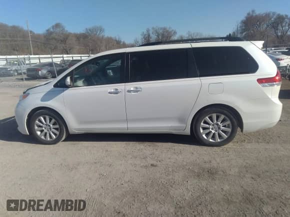 2014 Toyota Sienna XLE с VIN 5TDYK3DC3ES491381, выставлен на аукционе IAAI как лот 41803362 с пробегом 253 940 миль миль и . История ставок и продаж доступна на DreamBid. Изображение 14.